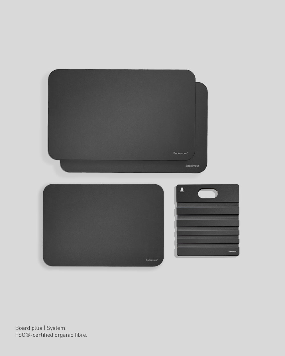 Board Plus System – tre sorte skærebrætter med holder, designet til fleksibel og organiseret madlavning i hverdagen.